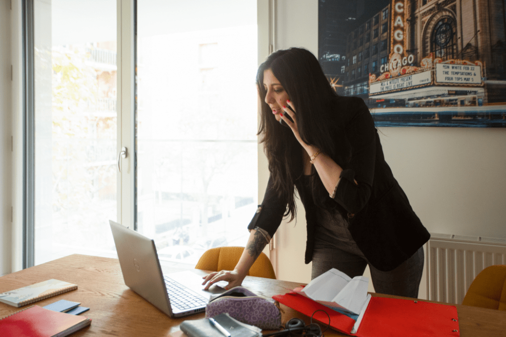 Romy Lahad est au téléphone et regarde son ordinateur.